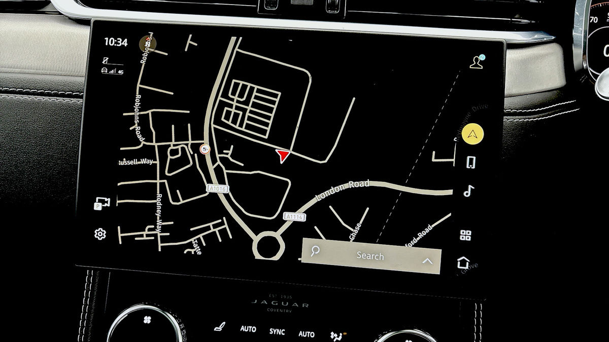 Jaguar F-PACE Image 17