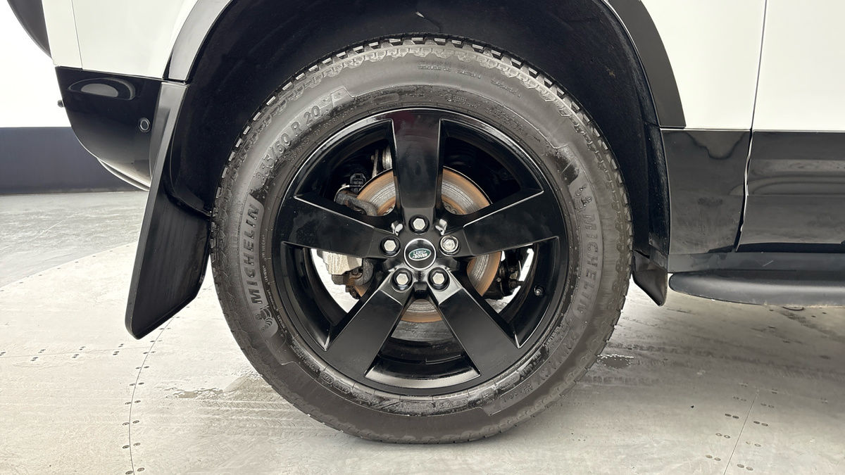 Land Rover Defender 90 Image 10