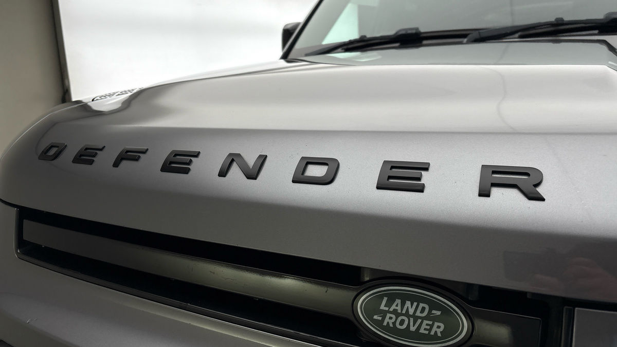 Land Rover Defender 110 Image 24