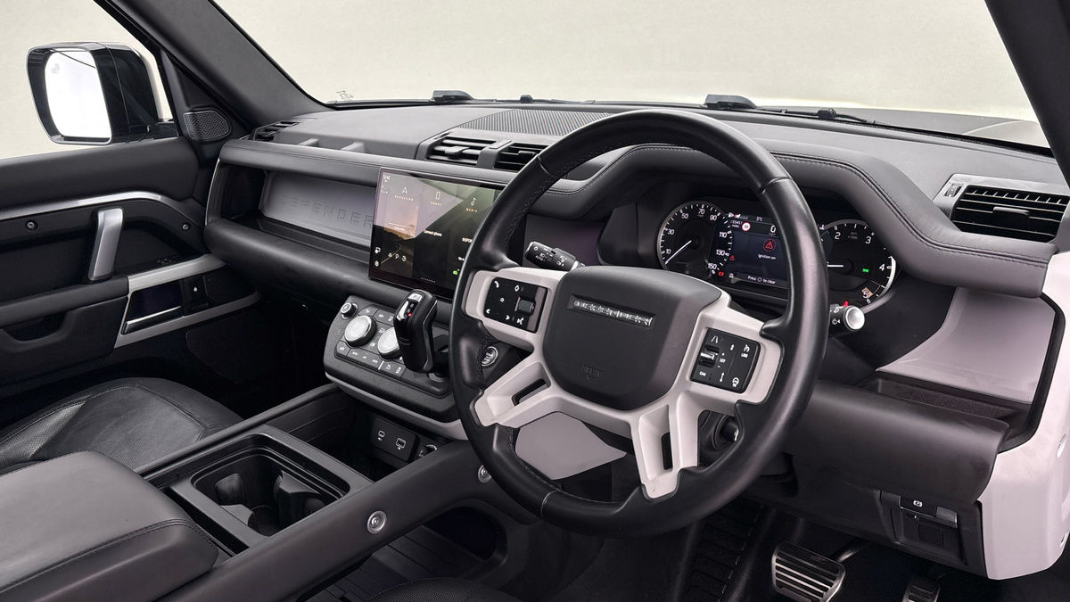 Land Rover Defender 110 Image 5