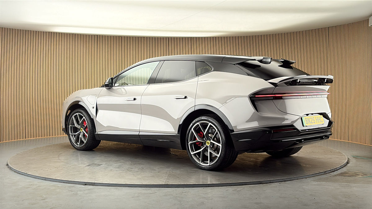 More views of Lotus Eletre