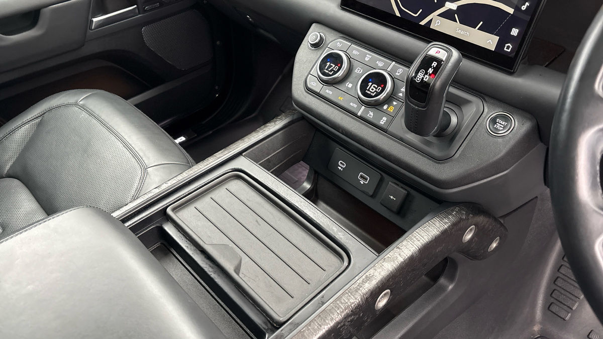 Land Rover Defender 110 Image 18