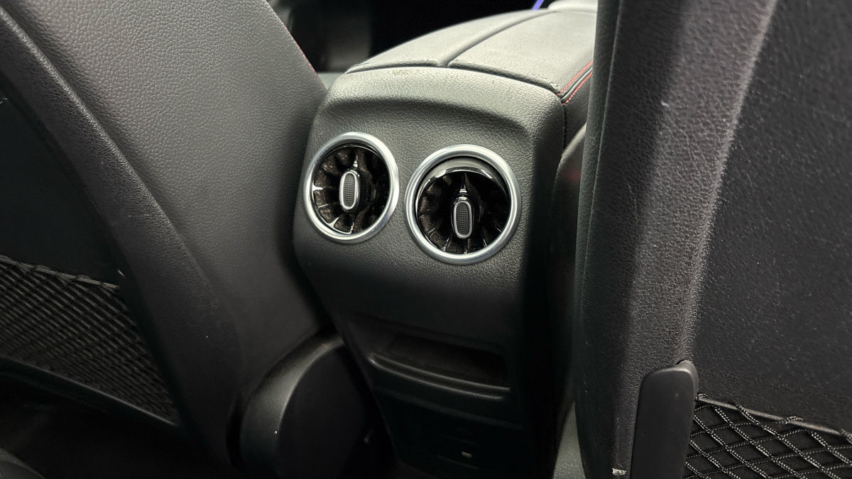 Mercedes-Benz GLB Image 25