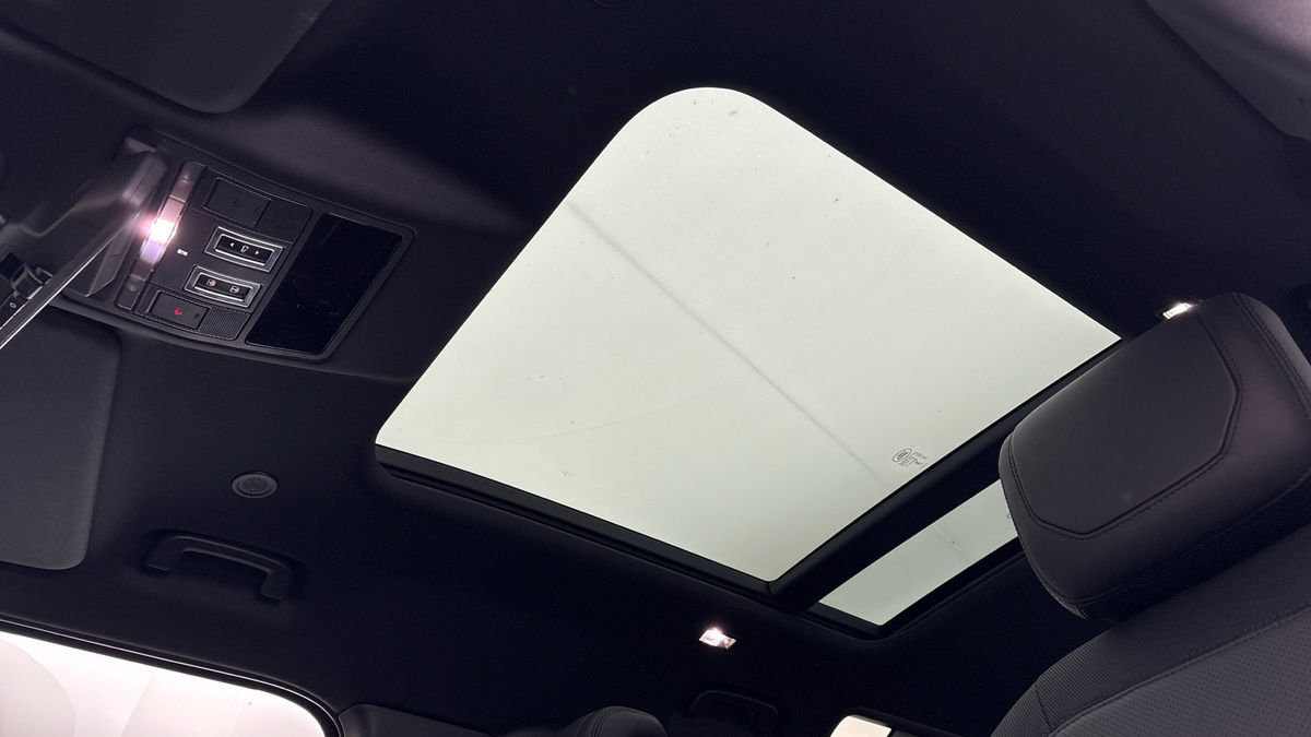 Land Rover Defender 110 Image 6