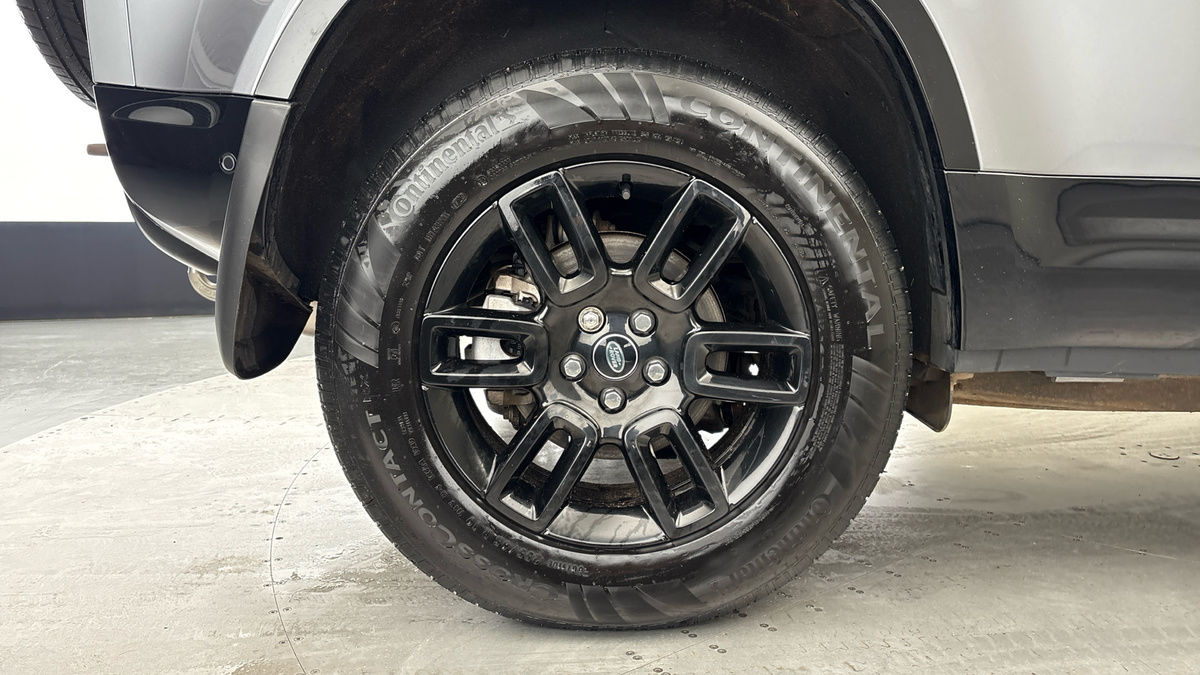 Land Rover Defender 110 Image 10