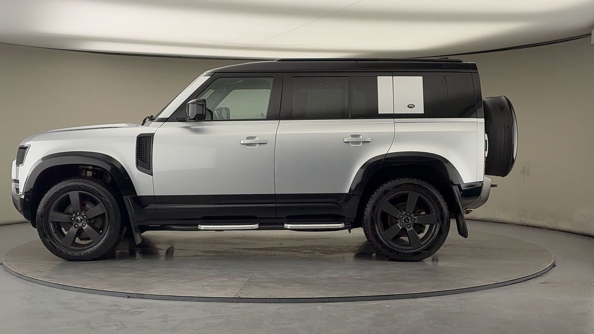 Land Rover Defender 110 Image 15