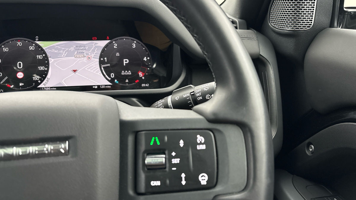 Land Rover Defender 110 Image 14