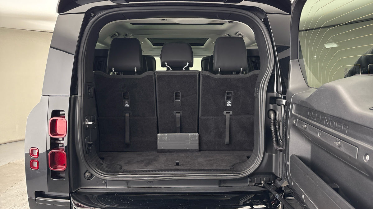 Land Rover Defender 130 Urban Image 11
