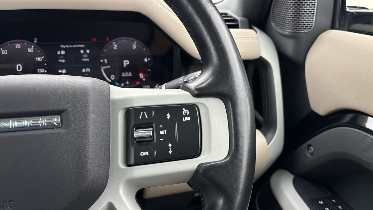 Land Rover Defender 110 Image 14