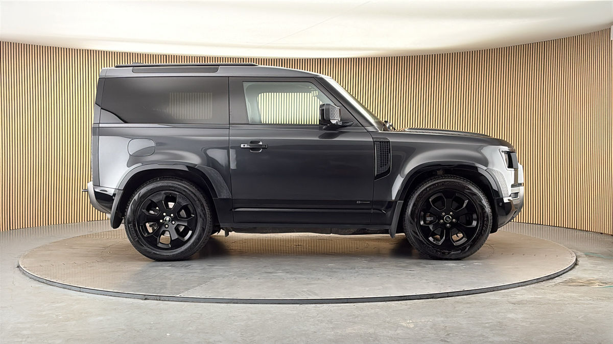 Land Rover Defender 90 Image 16
