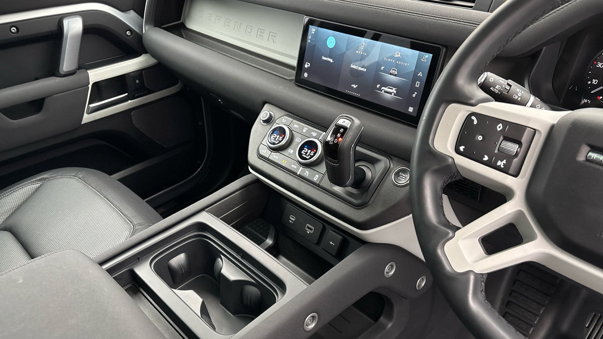 Land Rover Defender 110 Image 18