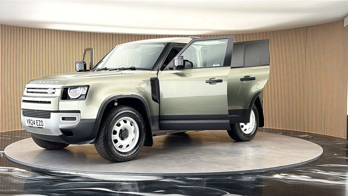 Land Rover Defender 110 Image 22