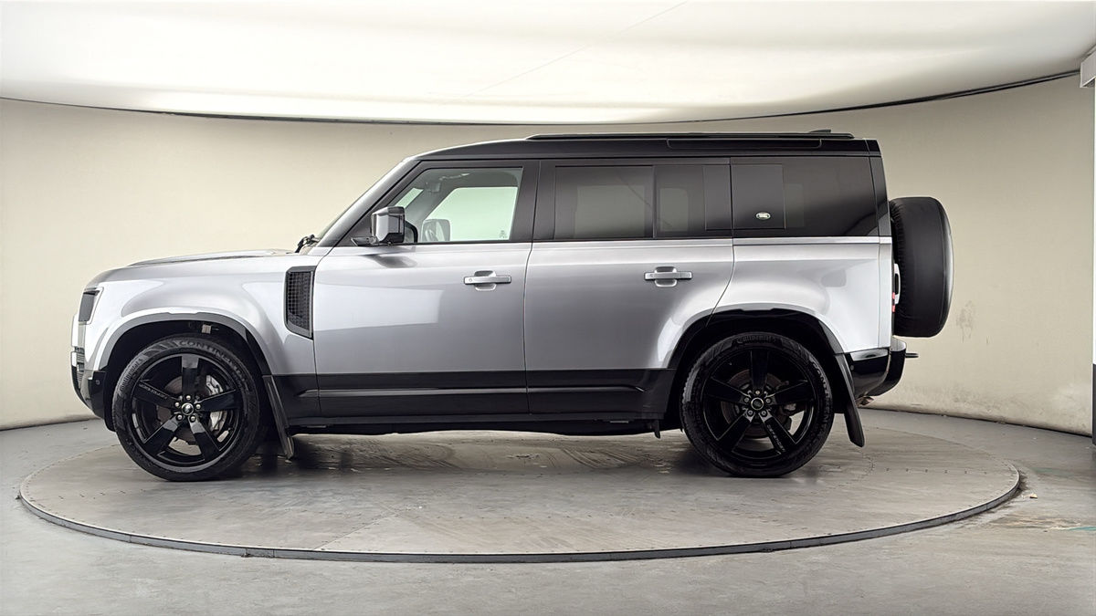 Land Rover Defender 110 Image 15