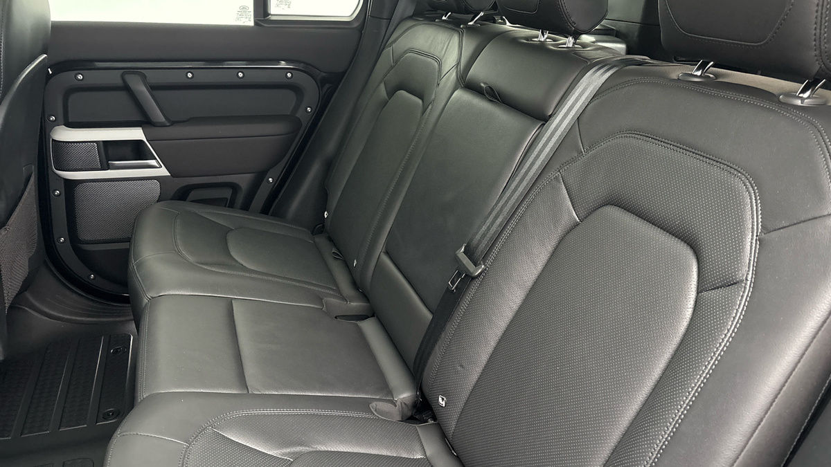 Land Rover Defender 110 Image 8