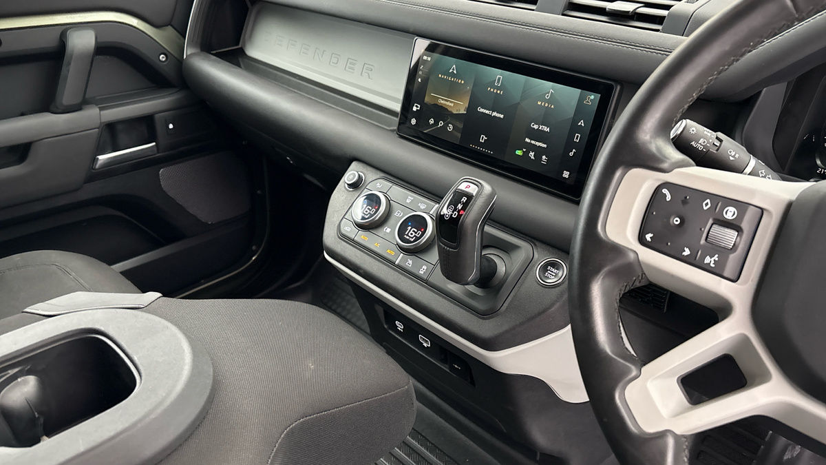 Land Rover Defender 110 Image 18