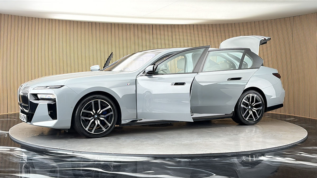More views of BMW i7