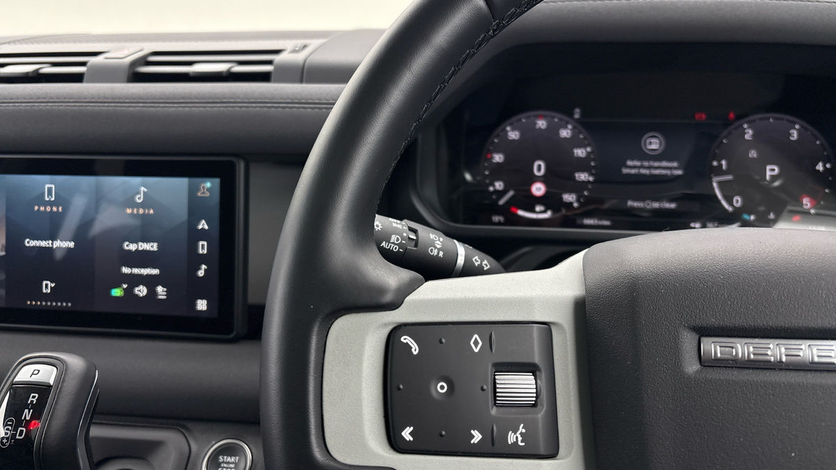 Land Rover Defender 110 Image 13