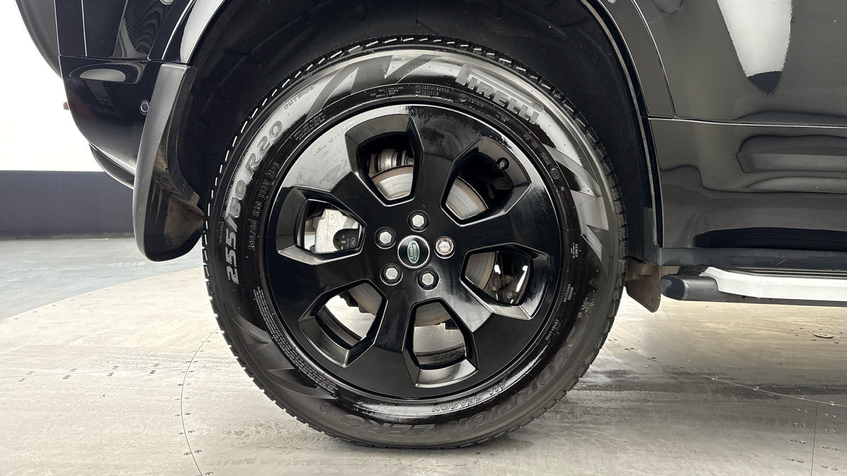 Land Rover Defender 110 Image 10