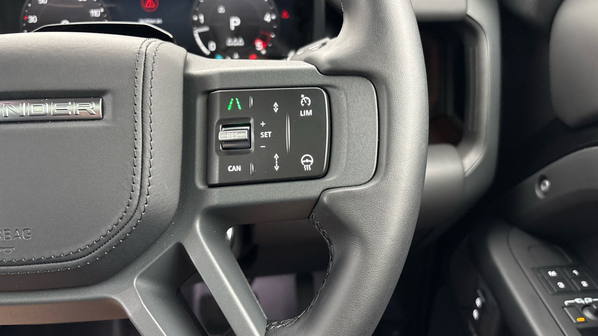 Land Rover Defender 110 Image 14
