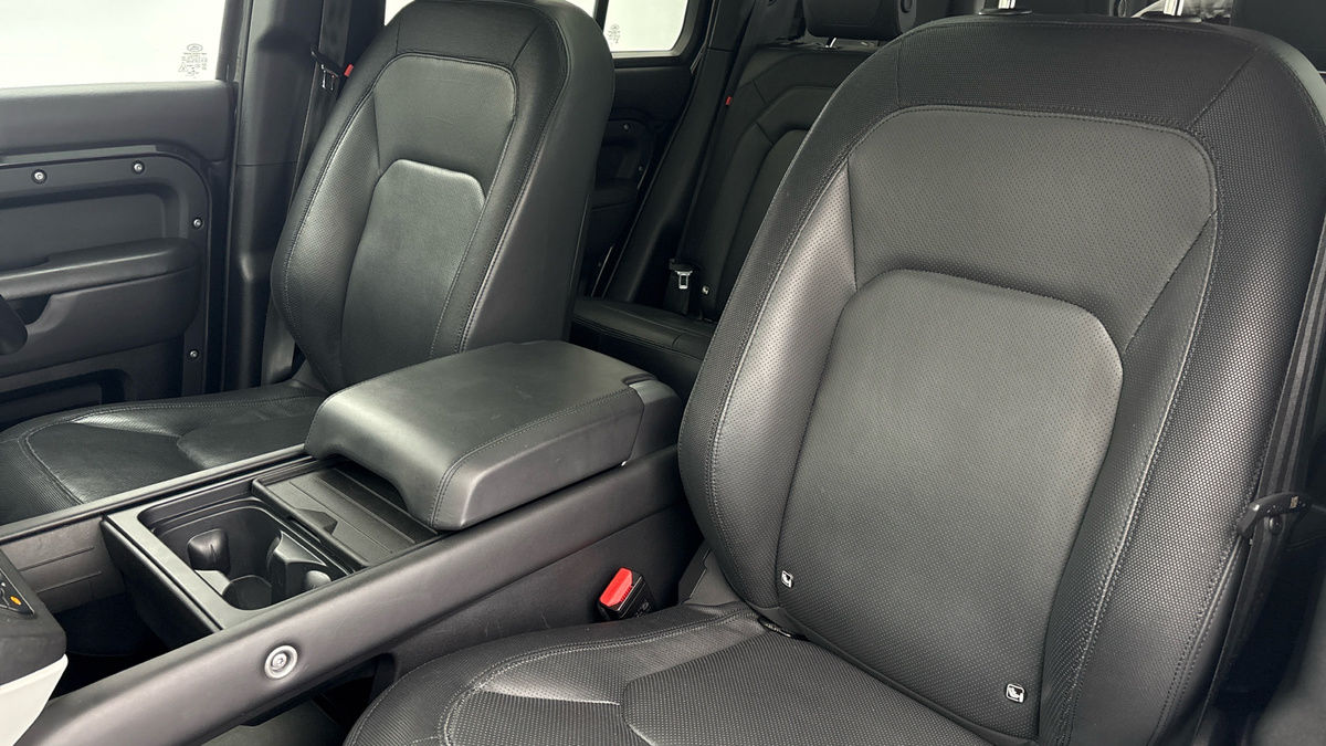 Land Rover Defender 110 Image 7