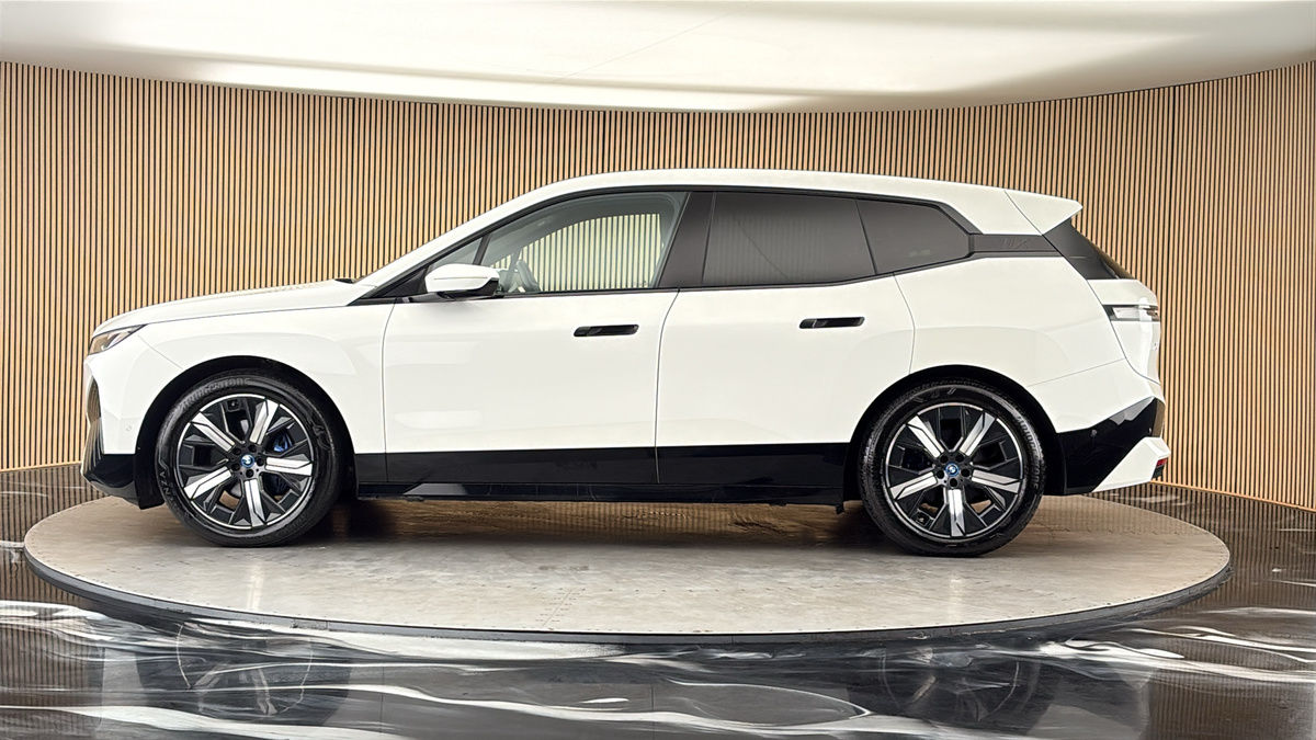 BMW iX Image 15