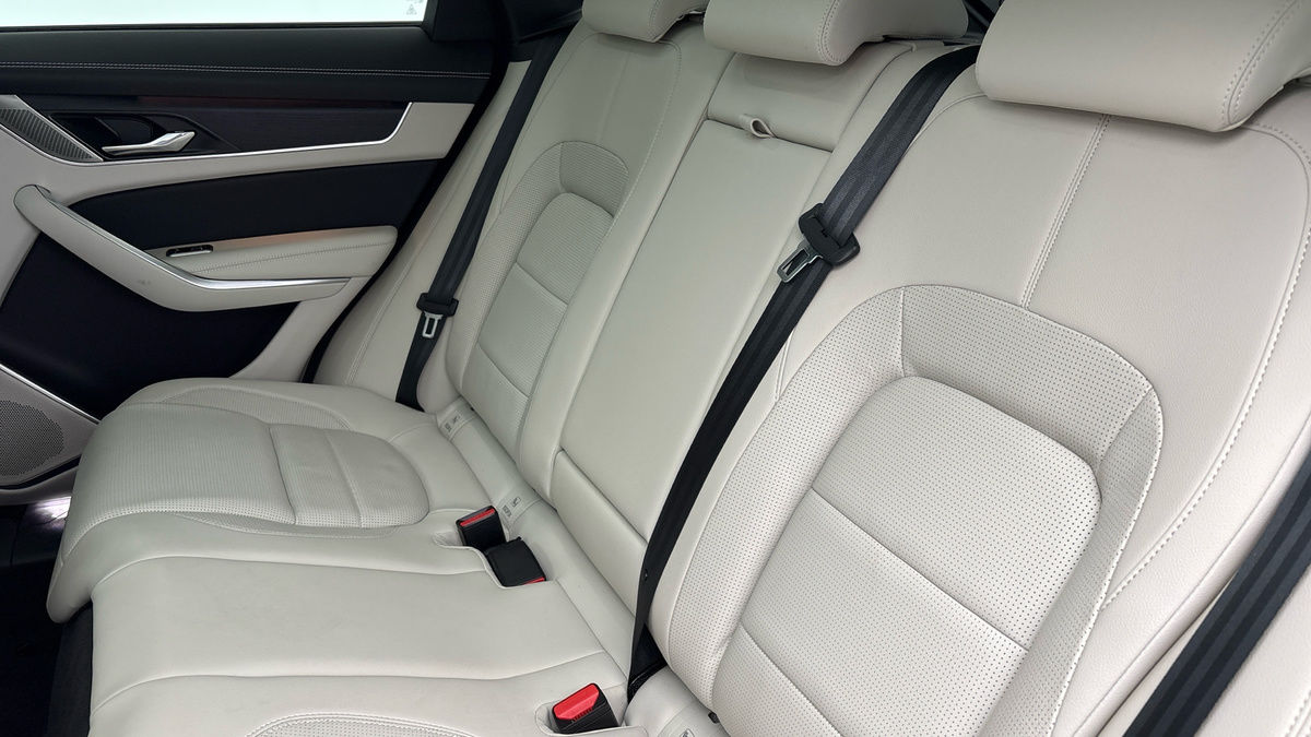 Jaguar F-PACE Image 8