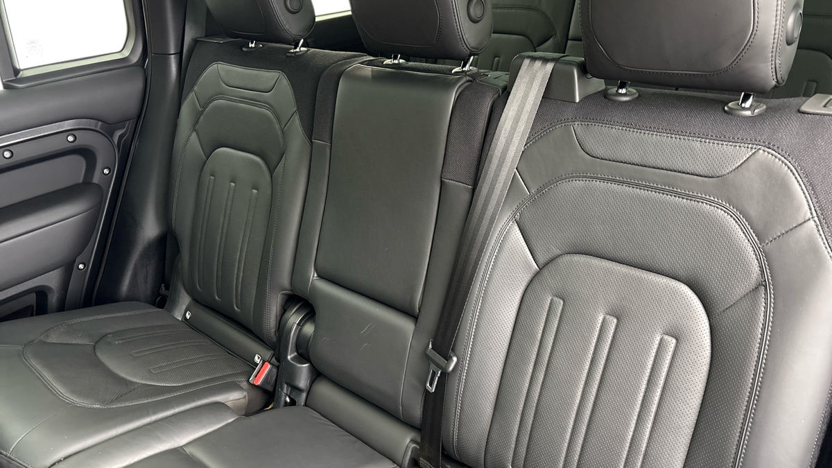 Land Rover Defender 130 Image 8