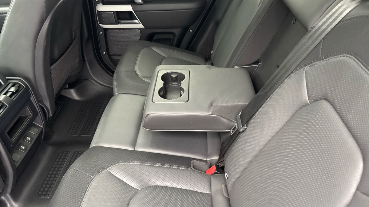 Land Rover Defender 110 Image 9