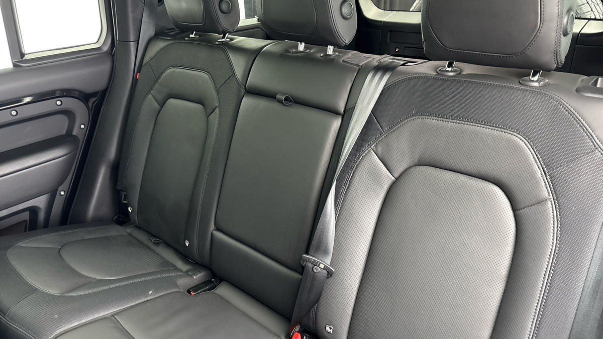 Land Rover Defender 110 Image 8