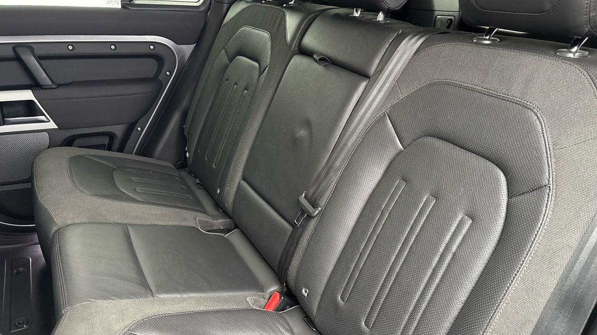 Land Rover Defender 110 Image 8