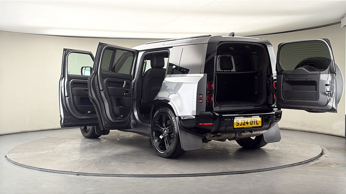 Land Rover Defender 110 Image 23