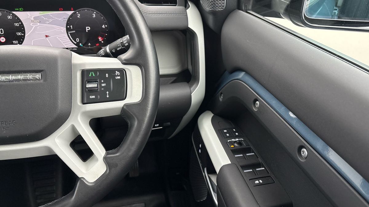 Land Rover Defender 110 Image 14
