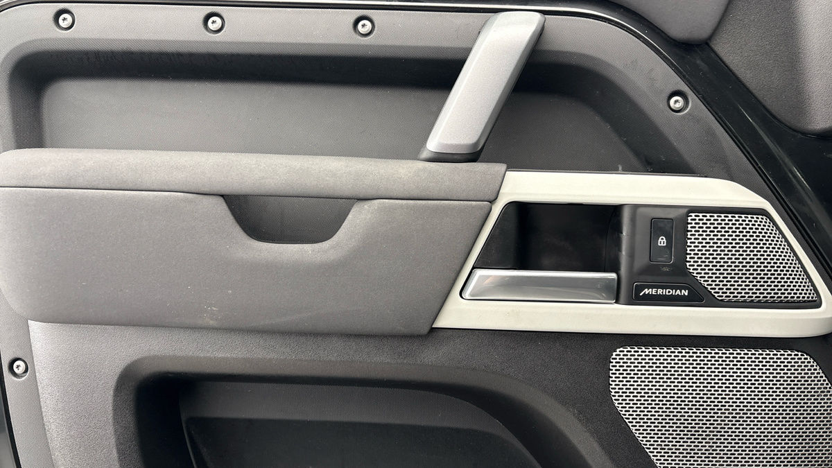 Land Rover Defender 130 Image 19