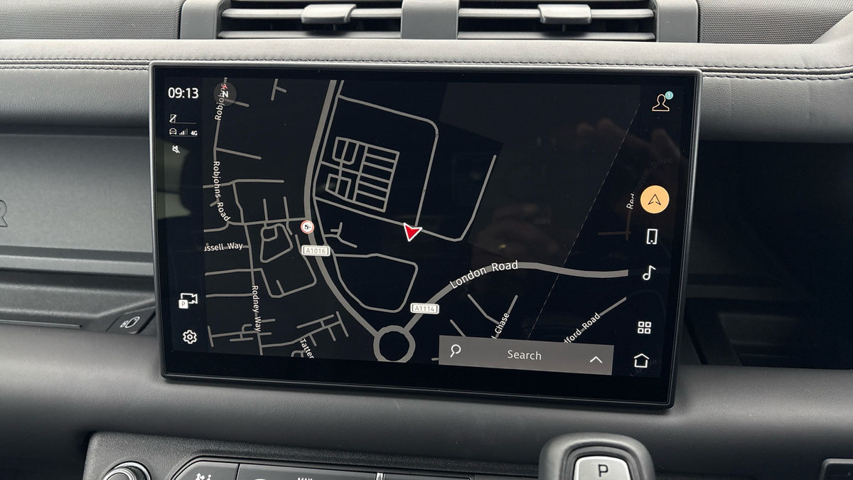 Land Rover Defender 110 Image 17