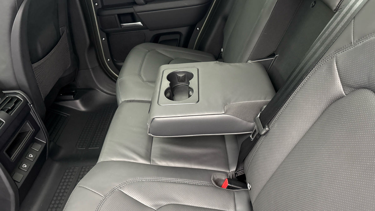 Land Rover Defender 110 Image 9