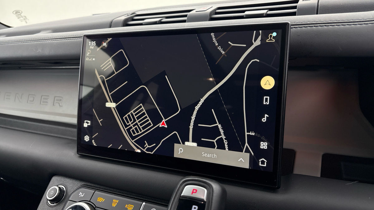 Land Rover Defender 110 Image 17