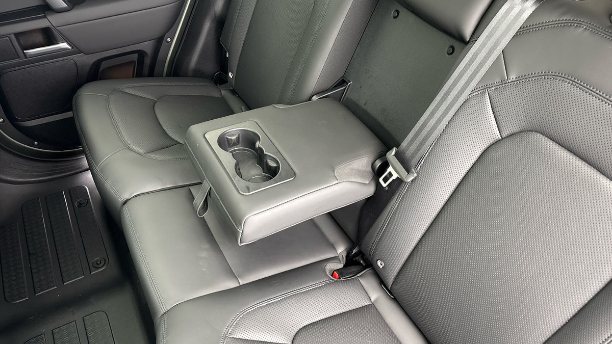 Land Rover Defender 110 Image 9