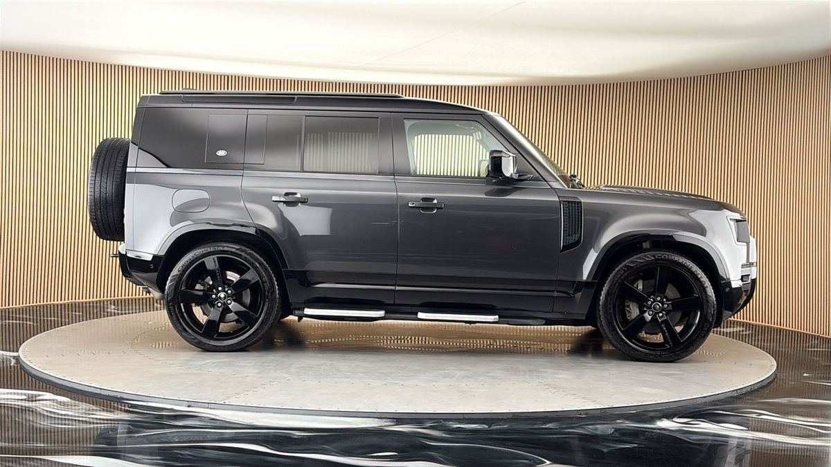 Land Rover Defender 110 Image 16