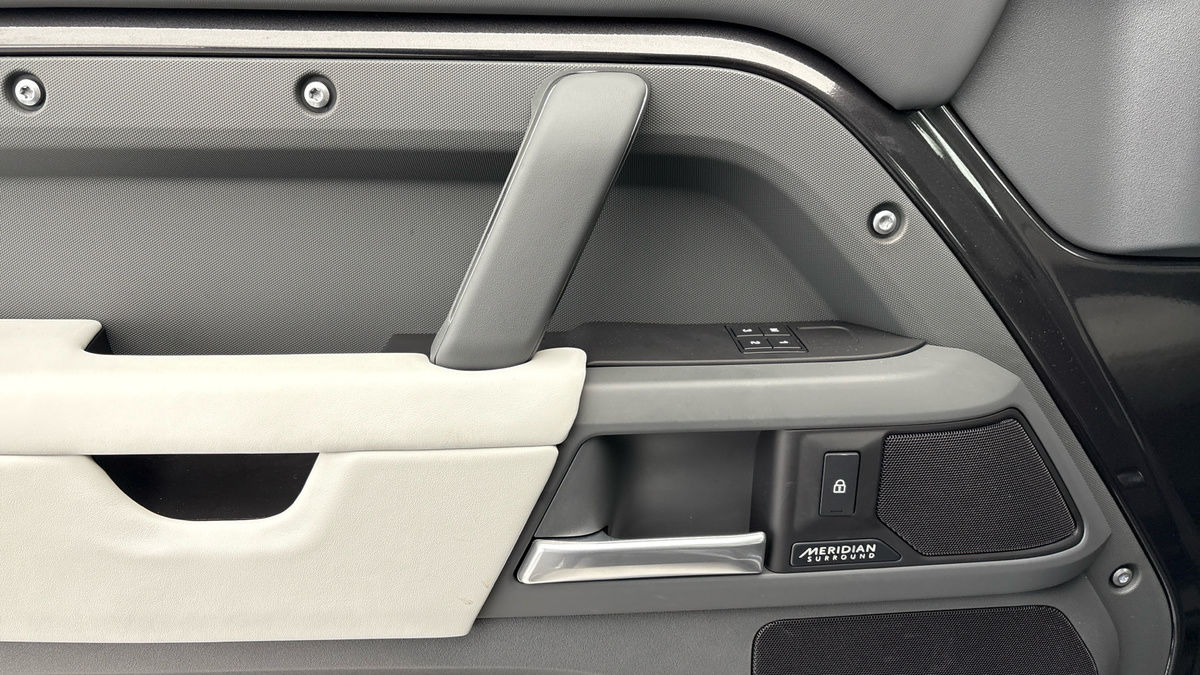 Land Rover Defender 110 Urban Image 19