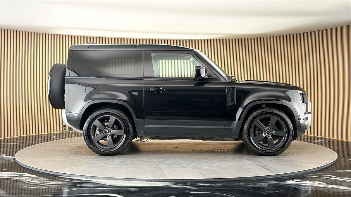 Land Rover Defender 90 Image 16