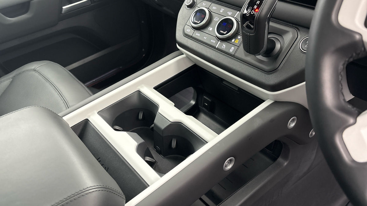 Land Rover Defender 130 Urban Image 18