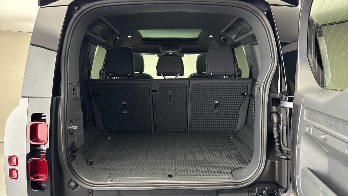 Land Rover Defender 110 Image 11