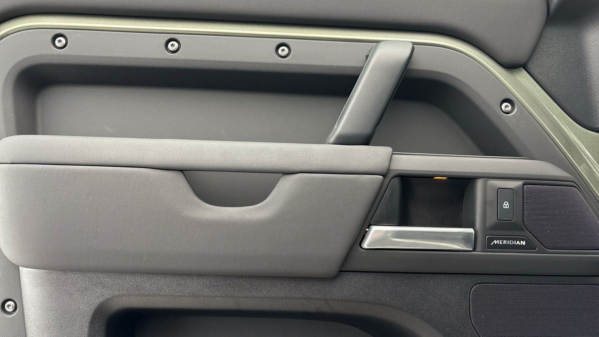 Land Rover Defender 110 Image 19