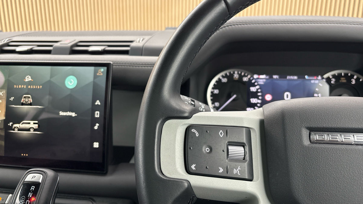 Land Rover Defender 130 Image 13