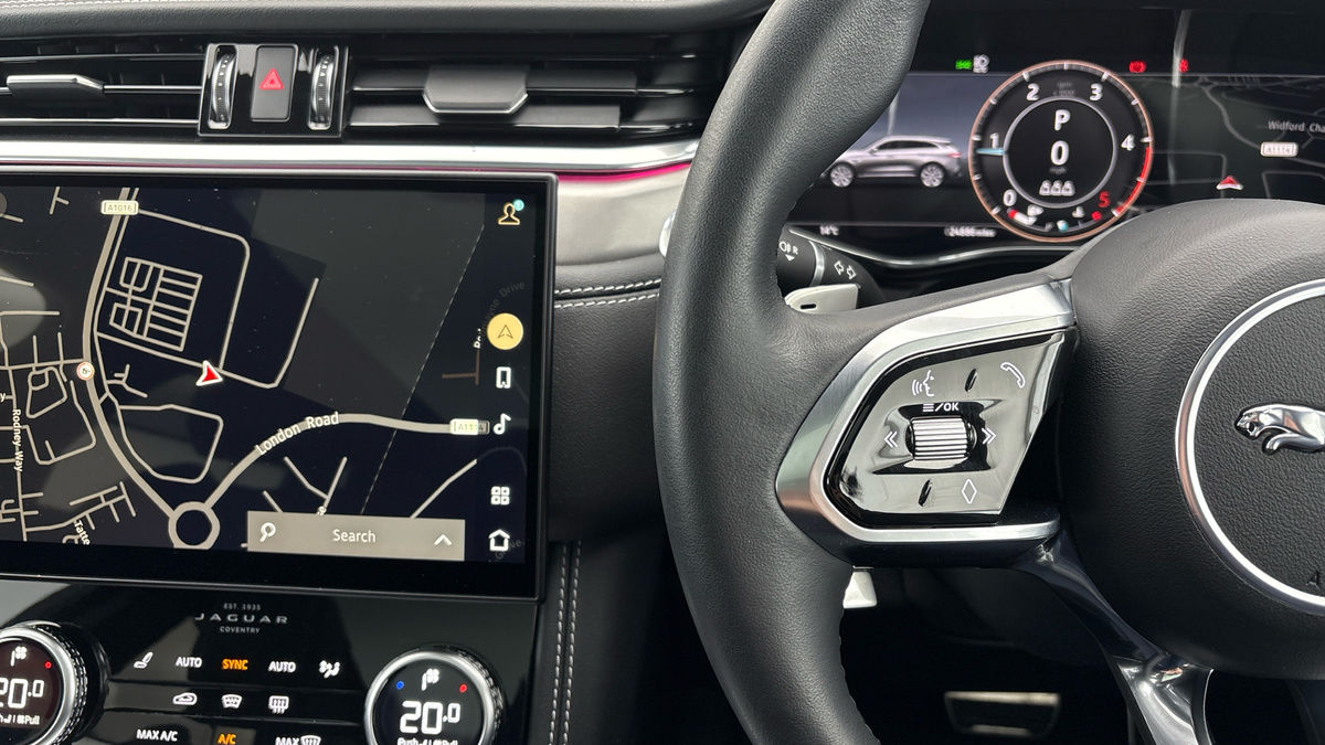 Jaguar F-PACE Image 13