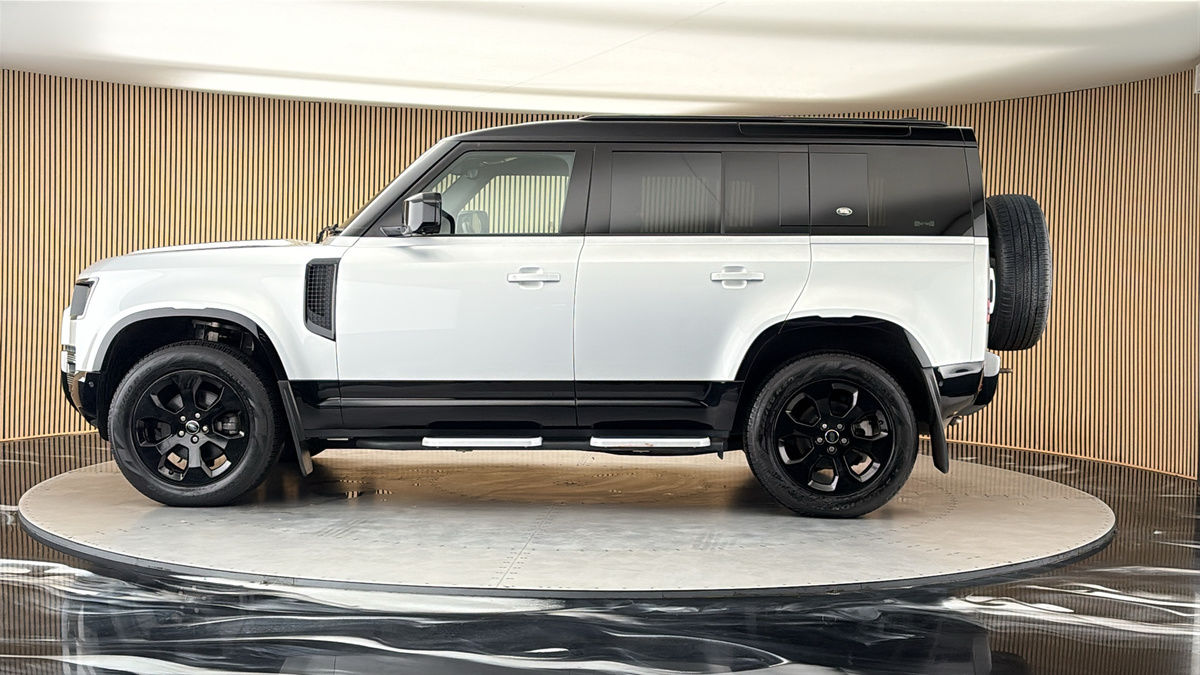 Land Rover Defender 110 Image 15