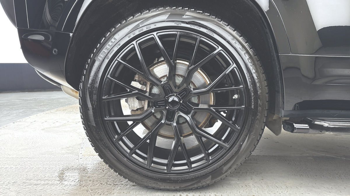 Land Rover Defender 110 Image 10