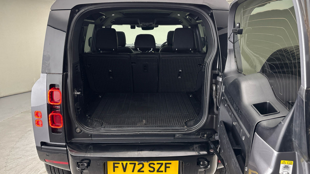 Land Rover Defender 110 Image 11