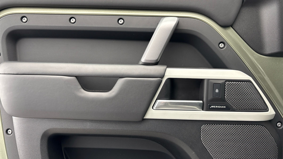 Land Rover Defender 110 Image 19