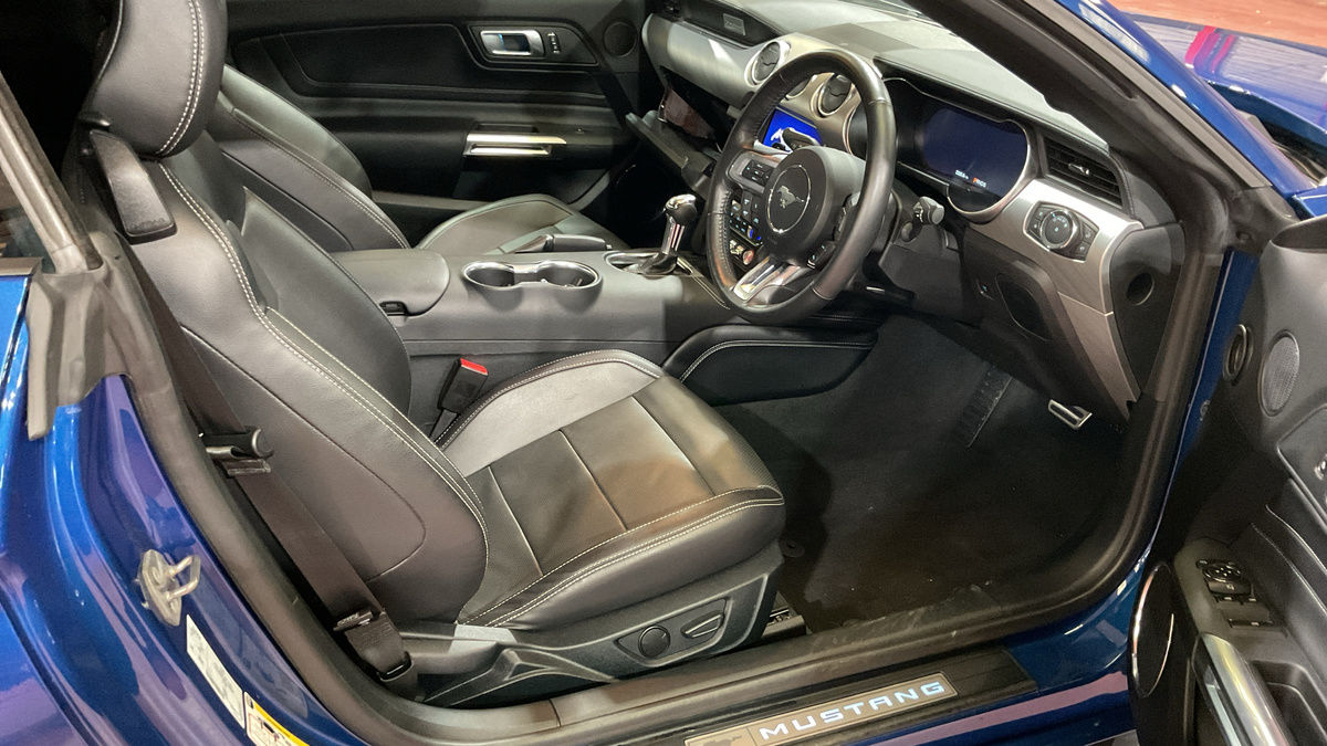 Ford Mustang Image 9